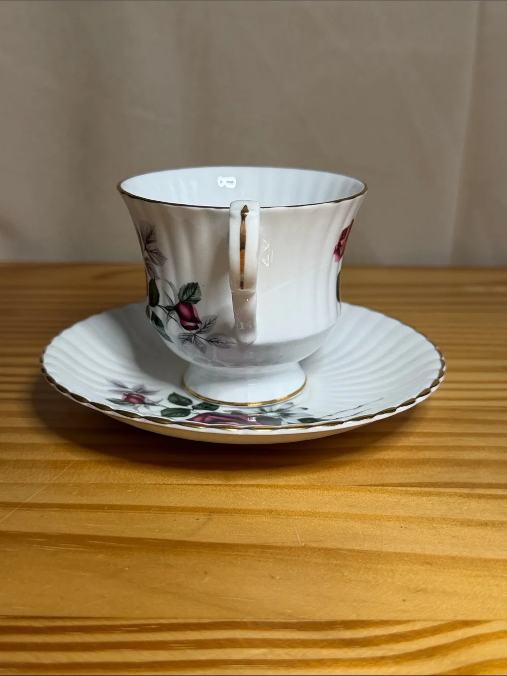 Vintage Royal Windsor Fine Bone China Teacup & Saucer Set - Red Roses England
